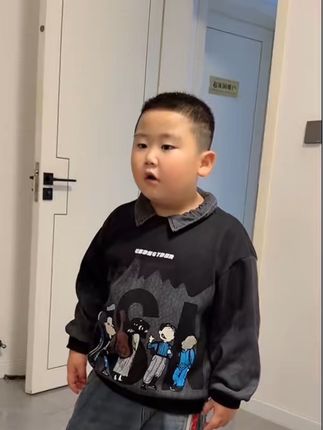 蛋蛋听见她爸爸吵我,说他爸耍酒疯睡觉,知道护着我俺家暖男#家有男孩 #幼崽成长记