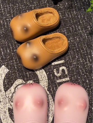 这双卡皮巴拉的拖鞋孩子好喜欢,我也整了一双粉色的给自己,上脚真的太舒服了!关键是外面都是防水的,很好打理!#卡皮巴拉拖鞋 #拖鞋#babycare