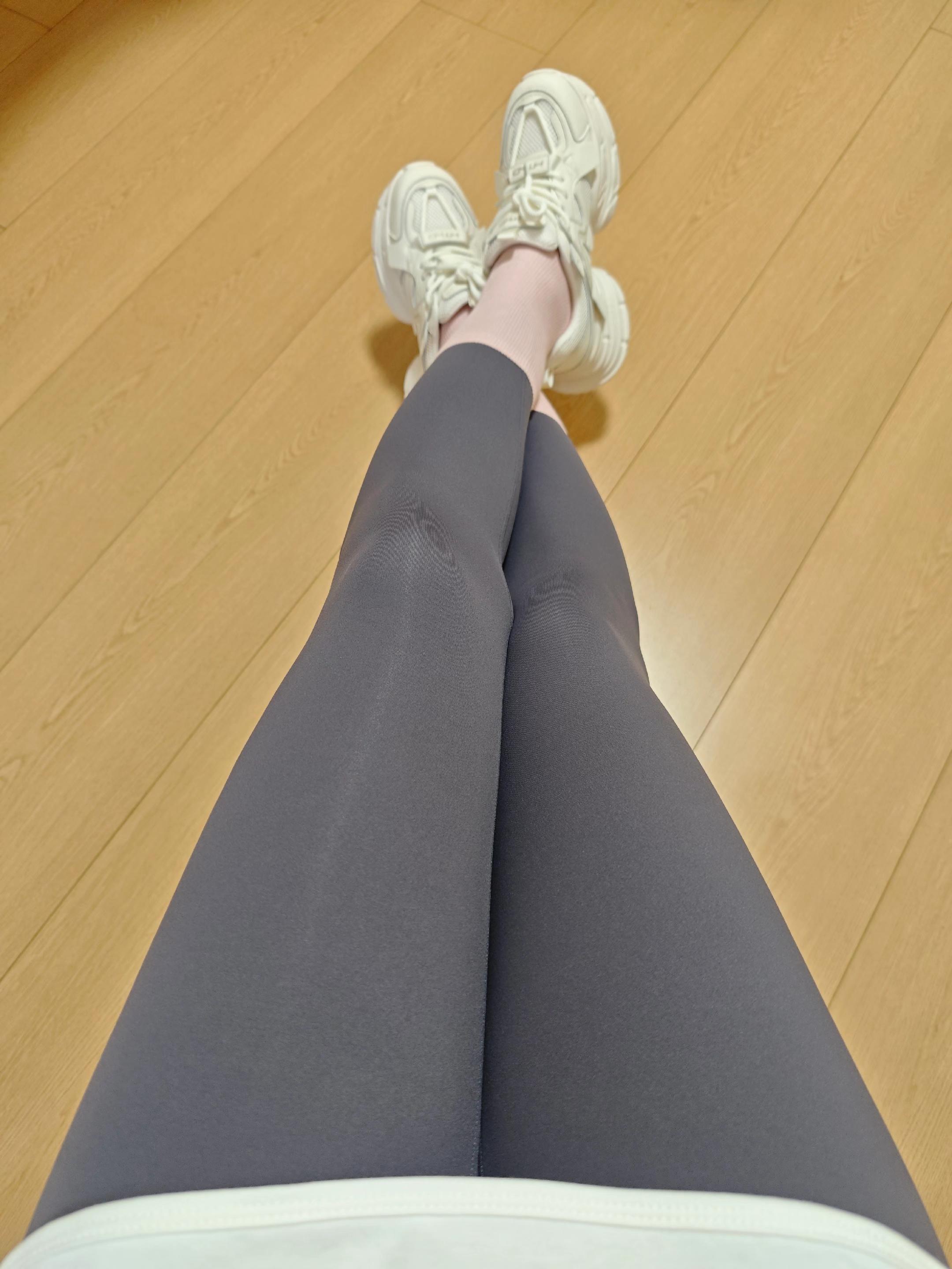 粉色配灰色很高级。#老爹鞋 #鲨鱼裤 #瑜伽裤 #女装男生 #穿衣自由#男生鲨鱼裤#鲨鱼裤外穿#鲨鱼裤穿搭#紧身裤#运动鞋#鞋控#腿控#美腿