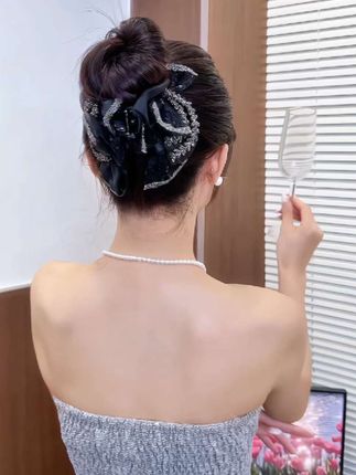 这款#麦穗抓夹 简直就是我们女生的必备单品 它是那种很有设计感 可以让你显得更加时尚#头饰发饰 #抓夹#氛围感