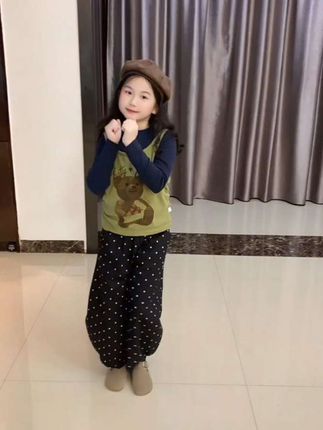那一年,遇见你,甚喜之 这世界乱糟糟,而你就是妈妈的那束光 我们的浪漫藏在一日三餐,朝夕相伴中 我永远享受养育你的过程 享受陪伴你长大的幸福 望你一生平安,健康喜乐 #骗你生女儿系列 #我的女孩👧🏻 #女童穿搭 #陪你长大