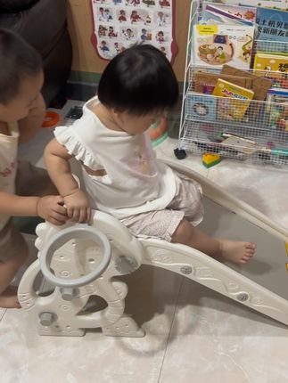 #母婴好物 宝宝一周岁就吵着要玩滑滑梯,粑粑直接把#秋千滑梯 放家里了,不晒不冷,在家也能大运动#儿童滑滑梯 #儿童玩具 #宝妈推荐