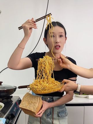 芳妹儿黑麦全麦面包 #妈呀太香了 #口感特别好 #爆款热卖中 #好吃到停不下来 #超便宜超划算