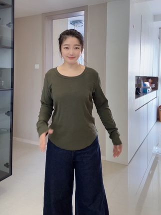 姐妹们,我终于找到了一件既显瘦又舒服的长袖T恤了!它是莱赛尔天丝鱼骨线的设计,上身特别显身材比例,而且还是修身的版型,很显瘦,面料也很亲肤,贴身穿也很舒适。质感真的太好了,无论是单穿还是内搭都很好看