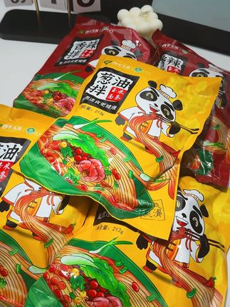 非油炸健康拌面,晚上饿的宝子有福啦!#葱油拌面 #粗粮面条 #粗粮玉米面条 #速食美食 #拌面