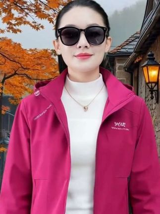 #冲锋衣 #秋冬穿搭 #时尚妈妈装 #保暖不臃肿 #保暖又好看
