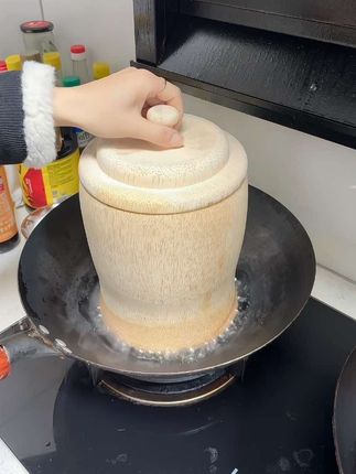 捞米饭你们知道吗?就像我这样先煮一下大米捞起来沥干水再倒进木桶上锅蒸,就是我们说的先煮后蒸,这样隔水通过低部蒸气蒸熟的米饭真的很好吃很香米饭松软Q 弹有嚼劲#木桶饭蒸饭做法#木桶饭#制作过程 #先煮后蒸#低糖米饭