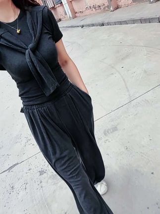 “衣服穿在身上才漂亮,钱给你花才是你的,至于他住什么房子,开什么车,和你没有任何关系,握在自己手里的才是真的,希望所有女生都能在30岁之前读懂这句话.”#穿搭 #每日分享