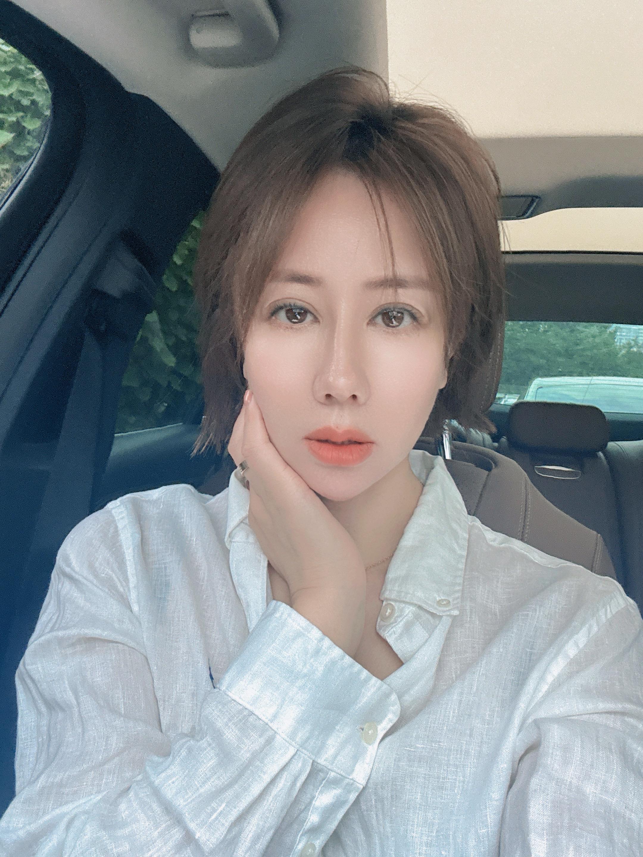 可惜我是处女座 我从来都不好 是个嘴硬说反话 转身就掉眼泪的人 我粘人,小心眼,占有欲强,缺乏安全感 还是一个随时不开心的人 改不了一生气就沉默 一委屈就掉眼泪 像我这种多愁善感情绪化的人 能留在我身边陪我到最后的人 一定是世界上最好的人