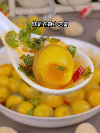 一到夏天,我家最受欢迎的就是这道小凉菜,好吃解腻又营养#仙女都在吃什么 #凉拌菜 #鹌鹑蛋 #变蛋