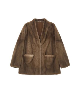 这个冬天想要穿出贵气感,那一定要试试这件水貂毛皮草外套,它是那种简约又大气的设计,而且超级百搭,不管你是搭配裙子还是裤子都很好看。它的版型很宽松,上身特别显瘦,还显得人很高挑。这么好看的皮草外套,赶紧叫上你的小姐妹一起安排起来吧!