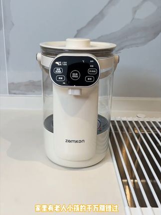 自从家里有了这台恒温水瓶,喝水真的太方便了!它不仅烧水速度快,还有多种温度可以选择,想喝多少度的水都能满足。而且还能长效保温,随时都能喝上一口热乎乎的水。它是全玻璃水路系统,没有重金属析出,三升的大容量,一家人喝水都够用,真的太实用了!#恒温烧水壶 #恒温水瓶