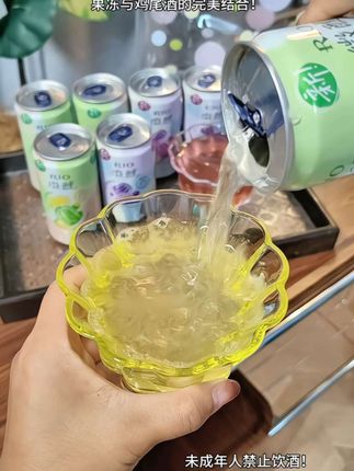 #RIO #RIO微醺 竟然新出了冻冻气泡鸡尾酒!果冻与鸡尾酒的完美融合真的好喝到离谱!酒精度3℃,太适合当微醺小酒喝!关键还送精致冻冻杯!#微醺 #气泡鸡尾酒 #深夜微醺