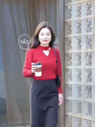欧货2025秋冬新款设计感上衣洋气镂空针织衫女打底红色高级感毛衣#每日新款推荐#秋冬新款针织衫打底高级毛衣#时尚潮流女装#高端大气上档次#爆款热卖中