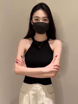 日常穿搭c位必须给它~极简纯色挂脖背心,是把“纯欲”和“高级”焊在身上的小心机~贴身显瘦,挂脖设计露肩又露背,把肩颈线条衬得绝绝#内搭外穿都好看 #百搭内搭 #极简穿搭 #穿搭小心机 #背心穿搭