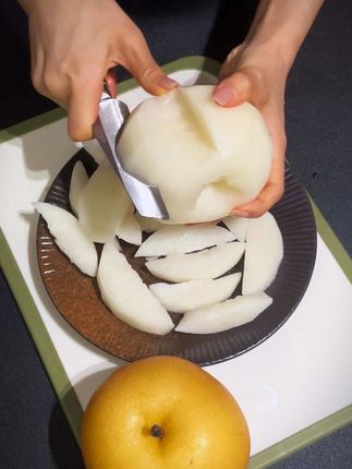 #秋月梨 哇哇哇!我随手买的山东莱阳秋月梨,一开箱真的太惊艳了😋!个个个大圆润饱满,这是我吃过最好吃的梨啦,轻咬一口,果肉细腻无渣,脆爽多汁。清甜滋味瞬间在口中散开,个头超大,汁水充足,一口下去就像喝了一杯梨汁,果肉细腻无渣,大人小孩都爱吃!喜欢吃的家人们赶紧安排起来吧#口感特别好 #新鲜应季水果 #脆甜多汁 #吃梨吃梨