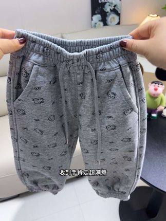 韩系甜酷印花卫裤,面料非常软糯,一体绒很厚实,上身洋气品质嘎嘎好,又高级又耐看又百搭#高品质童装 #潮童必备 #面料柔软舒适 #女童加绒裤子 #显高显瘦显腿长