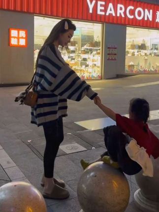 早秋韩版时尚设计感条纹V领毛衣百搭简约芭比裤打底裤俩件套#慵懒风穿搭 #针织衫 #被秋日氛围感穿搭拿捏了 #早秋贵气感穿搭#早秋穿搭三分钟出门不是梦