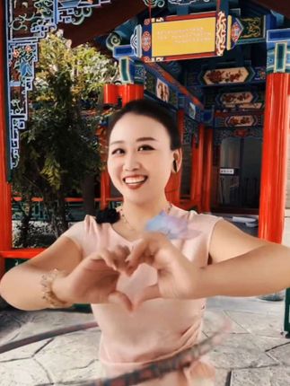 再次尝试换装,再一次emo啦!抖爸你这是要我一直穿着旗袍转圈圈吗?#国风古韵 #旗袍#呼啦圈转起来 #我要上热门🔥