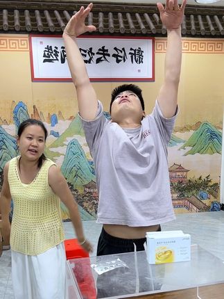 两公婆的动作太搞笑了 #万万没想到 @新仔夫妇