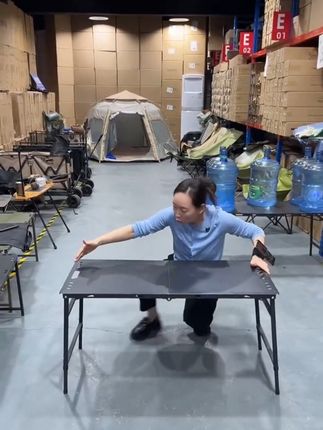 新款五档升降暗影战术桌户外露营折叠桌多功能轻量化半自动液压桌 #户外生活 #折叠桌 #桌子 #热门#旅行推荐官 @DOU+小助手