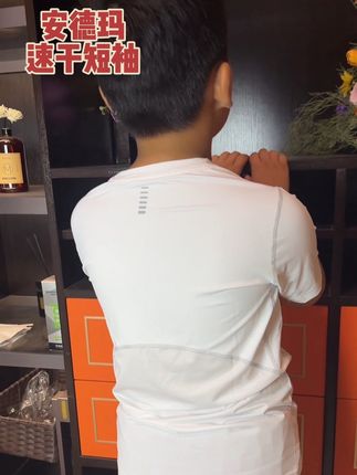 这个时候买品牌短袖,真的是太合适了。吸湿排汗,上身超级舒服。#短袖t恤 #儿童短袖#安德玛