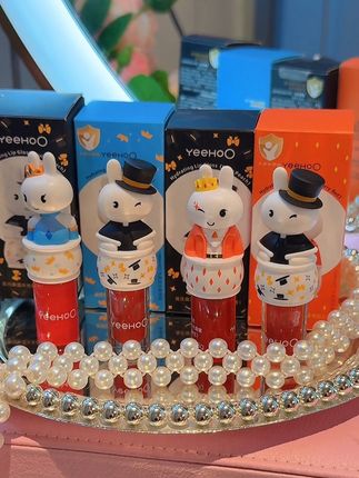 火遍儿童圈的小朋友专属手办唇蜜快给你家小公主安排上!#英氏唇蜜,涂完小嘴水润润的,植物果油安全配方 + 可爱颜值,妈妈女儿一起涂,出门超吸睛#英氏#唇蜜#儿童润唇膏#母婴好物