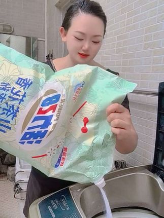 真没喷香水,就是每天用活力28山茶花香氛洗衣粉洗衣服,太好用了,关键价格也划算,去污能力嘎嘎好,不含荧光剂母婴都能用#我可真会买 #洗护好物 #污渍轻松去除 #洗衣粉