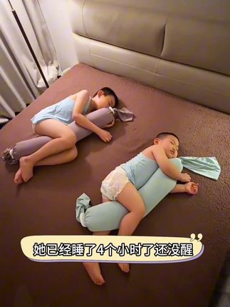 被问N次的蒙氏安抚枕,宝妈闭眼入!✨,家人们,当妈后一直在搜罗各种哄娃好物,这款蒙氏安抚枕,真的是挖到宝了!,外观设计超萌趣,丰富的色彩与可爱造型,瞬间吸引宝宝注意力,激发探索欲。它的材质柔软亲肤,像妈妈温柔的怀抱,给宝宝满满的安全感💕,用蒙氏理念打造,帮助宝宝感知世界,锻炼抓握、触摸能力,让宝宝在玩耍中成长。,宝妈们别犹豫,快给咱家小宝贝安排上,让带娃更轻松~,#蒙氏安抚枕 #哄娃神器 #宝宝好物 #阿贝贝 #宝宝睡眠