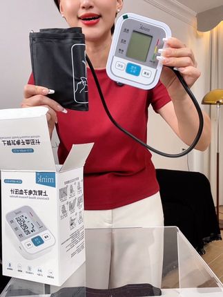 上臂式电子血压计,语音播报,操作简单测量精准#电子血压计 #上臂式电子血压计