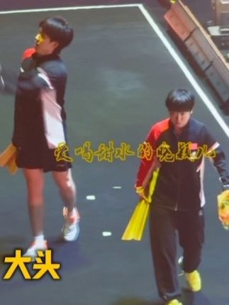 #搞笑配音 #孙颖莎#王楚钦 恭喜莎头获得混双冠军哟!中秋节就是要团团圆圆呢🫡🫡🫡莎莎挥手看烟花大头回头就扔花哈哈谁接到了手捧花,幸运马上就到家啦啦啦啦🍟🍟🍟#名场面 感谢我的嘟嘟包前方视频