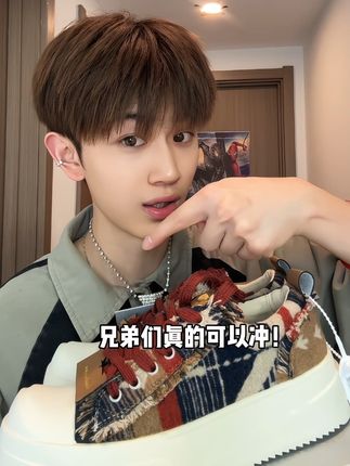 隐形增高不挤脚,大牌设计感!想要从穿搭上出色,这双鞋真的可以考虑!!国际时装周限量联名款!