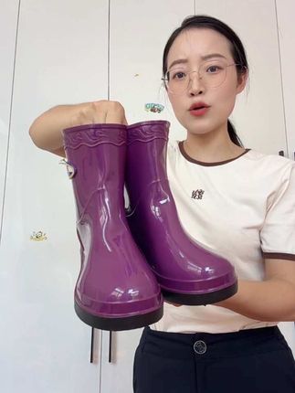 清仓处理一批女士短筒雨靴,刷到的赶紧来捡 漏,牛筋的料子穿起来特别软和特别舒服,平 2758 时下雨接孩子,干家务的时候穿都特别合适#雨靴 #雨靴女 #女士短筒雨靴 #女士雨靴 #雨 鞋