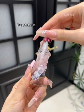 天啊,兰唤唇部精华居然出大羊毛了,好用就算了,包装还这么精致#种草 #唇部精华 #润唇膏 #嘟嘟唇