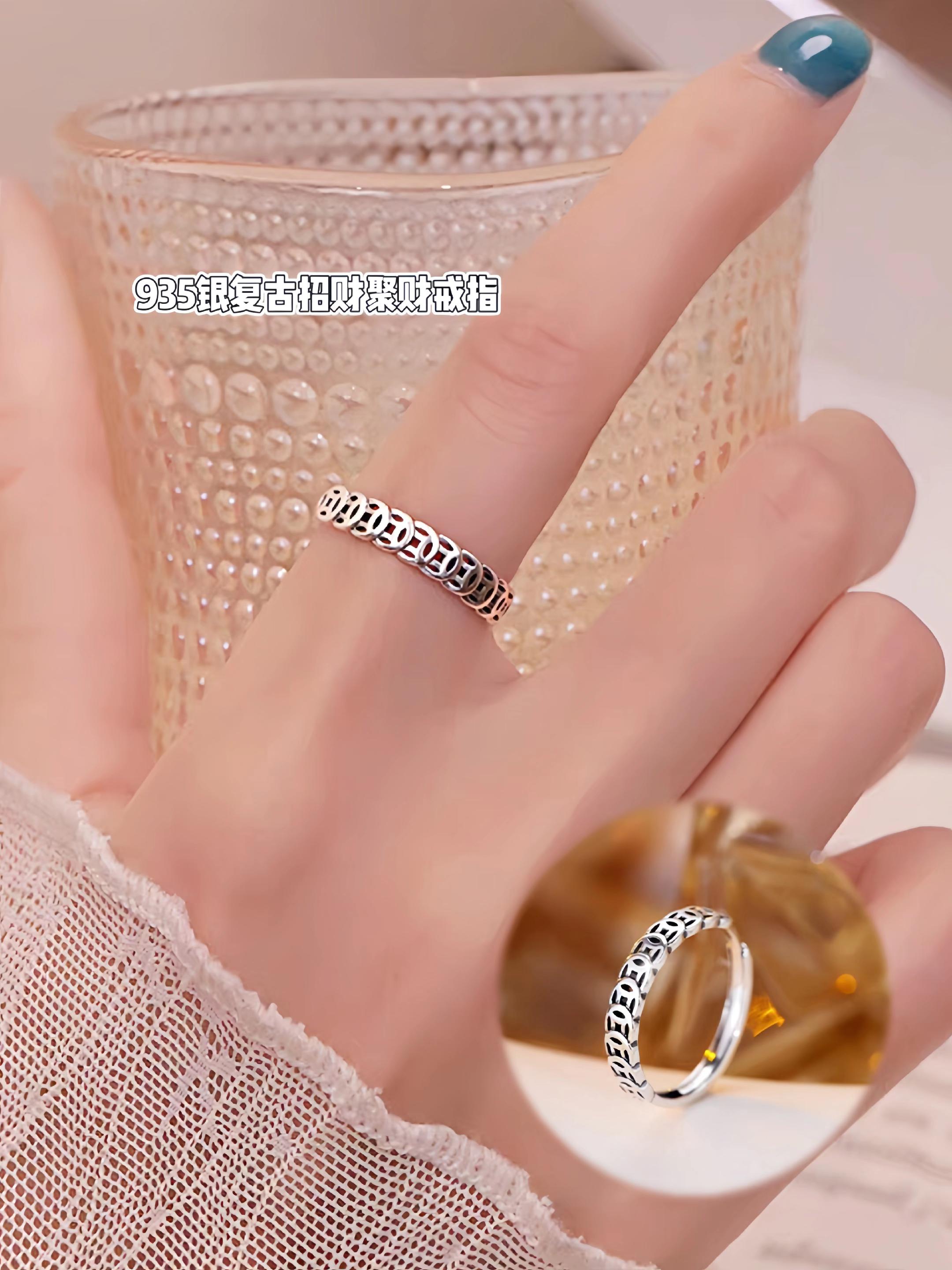 💍925银复古招财聚财戒指,以古钱币造型为设计灵感,将传统招财寓意融入时尚首饰。复古做旧工艺,让银饰更具质感,独特的镂空链条设计,精致又显个性。无论是日常搭配还是小众风格塑造,它都能为你增添一抹吸睛亮点,戴上它,不仅是装点指尖的美物,更是一份招财聚财的美好期许~#戒指 #戒指控 #素圈戒指 #时尚饰品 #铜钱戒指
