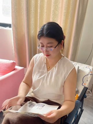 这款老花镜是防蓝光自动变焦的
