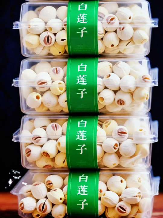 湖南湘潭白莲子。在湖南水乡的晨雾里,藏着颗颗「白玉珍珠」——那是吸足湖水灵气的白莲子。 手剥一颗,莲肉紧实得能掐出清甜,自然晾晒的干香直往鼻尖钻。丢进粥锅熬煮,绵软得能抿化;炖进甜汤里,又裹着淡淡的湖水鲜。没有多余添加,每一口都是湖湘水乡的本真滋味,早餐或下午茶加一勺,瞬间点亮平凡时光。 #白莲子 #湖南白莲子 #纯天然无添加 #营养美味 #抖音美食推荐