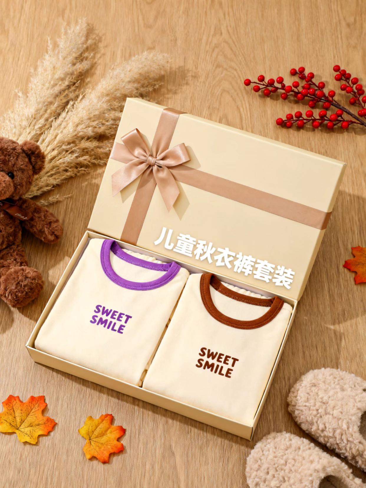 宝妈必看!儿童秋衣裤暖套装。天气转凉,快给宝贝安排这套儿童秋衣裤保暖套装。德绒面料,保暖性好,能快速锁温。柔软亲肤,贴身穿超舒服。弹性十足,不勒身体,孩子活动自如。款式简约百搭,外穿内搭都好看,宝妈别犹豫,赶紧给娃囤~#儿童保暖套装 #德绒面料 #秋冬穿搭
