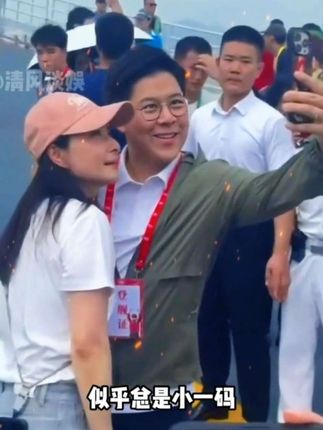 霍启刚衣服总小一码藏着什么故事?看到郭晶晶的一元发圈,才知是霍家一脉相传的家风 #郭晶晶 #霍启刚