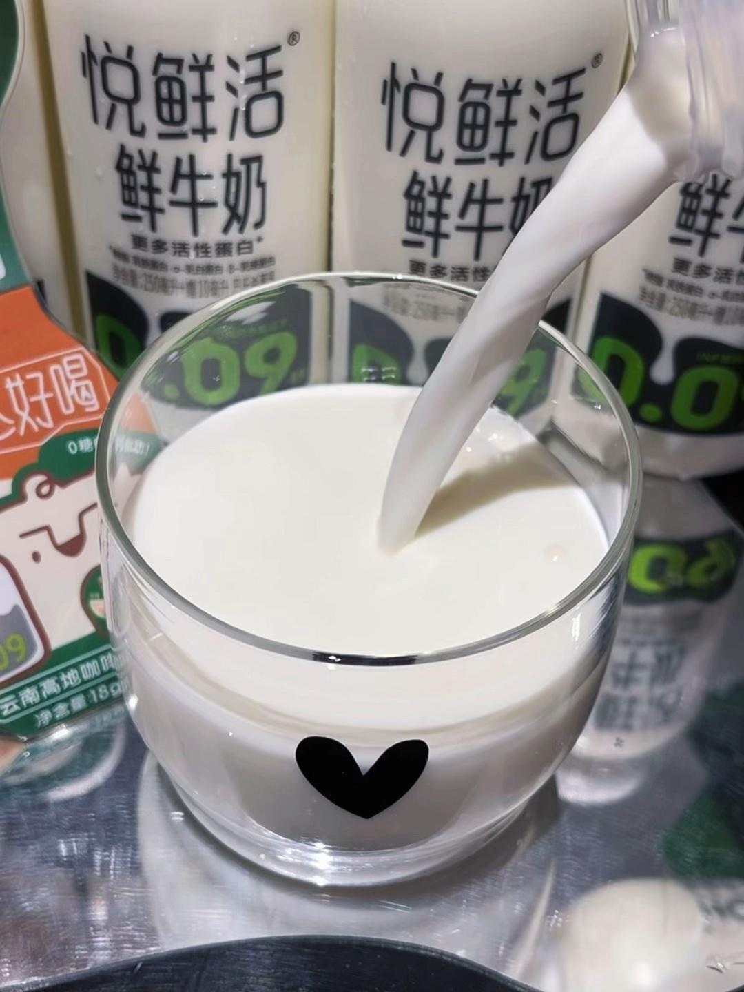 家有上学娃必囤悦鲜活!15瓶开学特惠,全程冷链配送。口感丝滑清甜,冷热都好喝,孩子超爱。早餐搭配面包.水饺.面条都很合适,早八人还能兑咖啡,全家都能喝,别错过!#悦鲜活鲜牛奶#早餐吃什么#悦鲜活不会辜负每一个炫奶人#悦鲜活#鲜牛奶