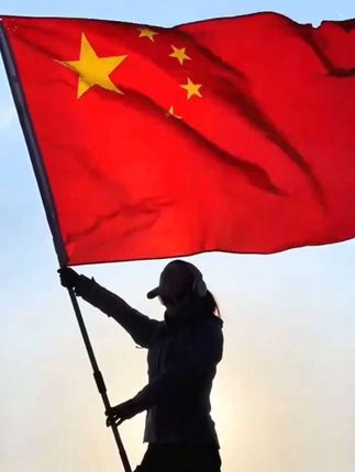 店门口斜插五星红旗 欢度国庆 #欢度国庆 #清澈的爱只为中国 #国庆节 #五星红旗 #致敬