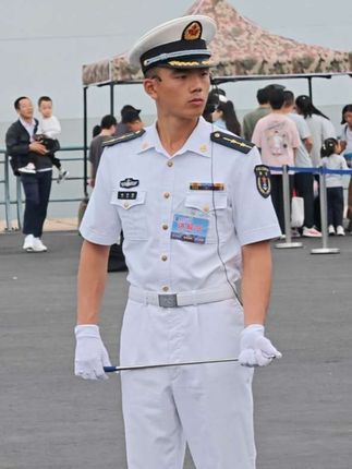 青岛海军开放日,帅气的小哥哥成了焦点!致敬最可爱的人!🌊🫶 #青岛海军开放 #海军小哥哥 #太帅了