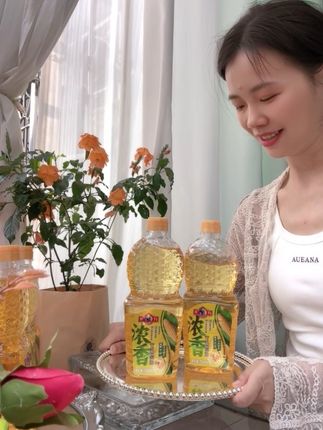 多力700ml玉米胚芽油,选好油,做饭更省心。多力这款玉米胚芽油,原料是非转基因玉米胚芽,经压榨工艺制成。油体金黄透亮,开盖有淡淡玉米香。煎炒烹炸都适配,油烟少,还能烘托食材本味。小容量包装,家用新鲜不浪费。#多力玉米胚芽油#食用油#厨房好物#烹饪好物#好东西一起分享