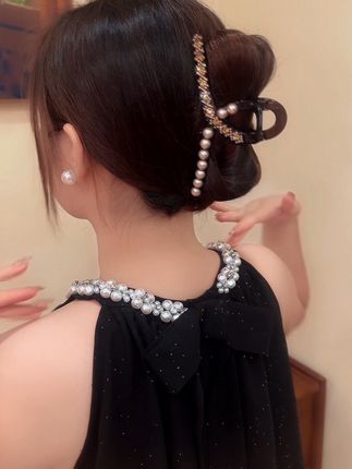 天热就不要披头散发啦,把头发盘起来,凉爽几个度!#适合夏天的发饰 #网红发饰 #抓夹教程 #头饰发饰