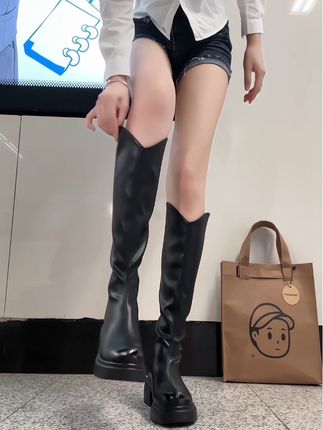 家人们!每年秋冬翻鞋柜,最先被我宠幸的永远是长筒靴!显瘦、显高、还能搭遍衣柜里 98%的衣服,妥妥的氛围感密码!#长筒靴 #小个子长靴 #秀气靴子 #秋冬穿搭