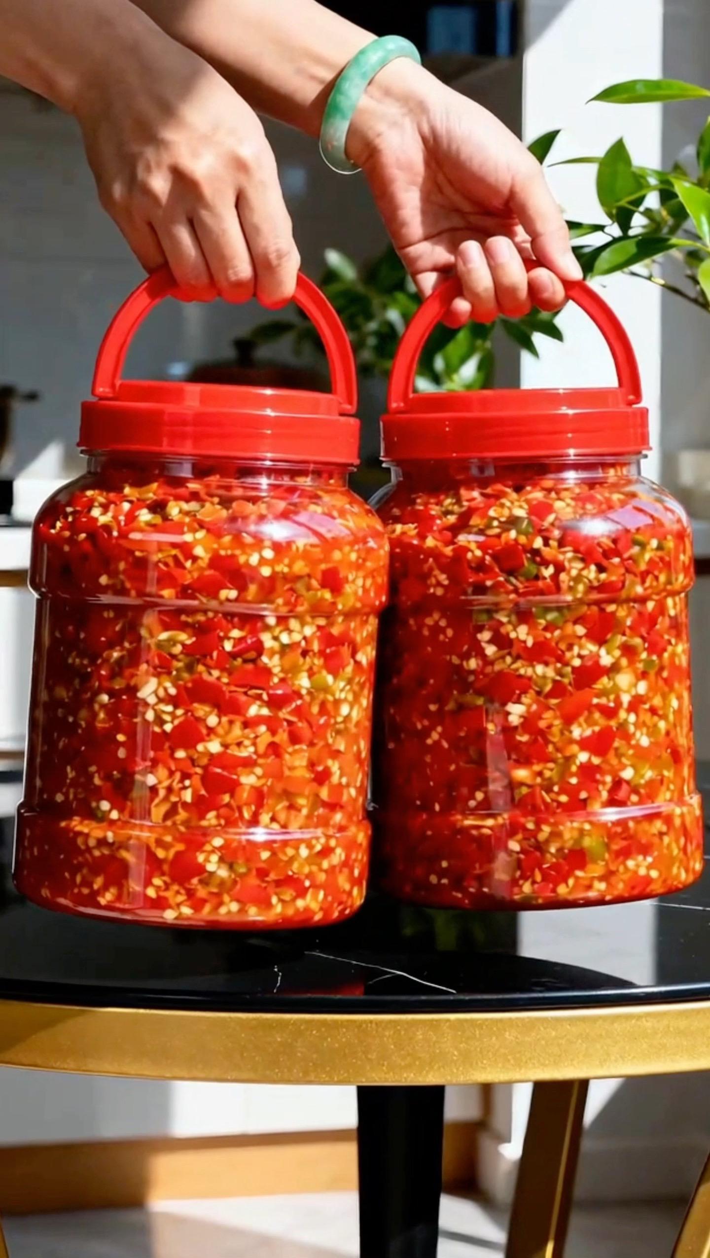 贵州剁椒,简直是餐桌上的灵魂调味品!贵州剁椒俗称糟辣椒。它的颜色红亮鲜艳,选用新鲜红辣椒剁制而成,而且因为在制作过程中经过了发酵,所以还有一种醇厚的发酵香味,闻起来,有一股独特的酸味和浓郁的辣椒香交织在一起,酸香开胃,光是闻着就让人忍不住流口水,不管是用来炒菜,还是做剁椒鱼头,或者是下面条夹馒头,都非常美味!#剁椒 #贵州美食特产 #糟辣椒 #剁椒鱼头 #超便宜超划算