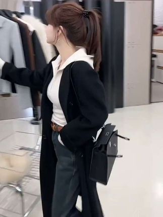 爱人如养花,最好的花匠一定是我自己。#打底衫 #加绒卫衣 #修身显瘦 #洋气减龄穿搭 #穿出自信穿出美丽