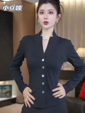 非常火的小立领针织衫了,它的螺纹针织工艺非常高级,穿上很修身显瘦#显瘦穿搭 #早秋穿搭 #努力的服装人 #针织衫
