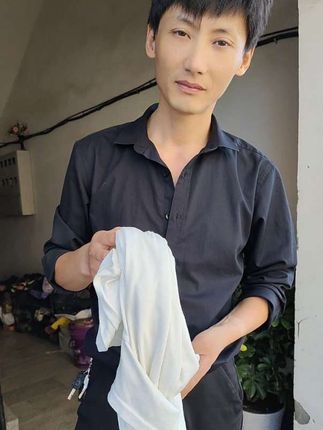 给大家安利一款洗衣液,真的超级好用,我老公穿了一个夏天准备扔的白短袖硬是给洗干净了!大家有需要快去下单吧!#原创视频 #洗衣液推荐