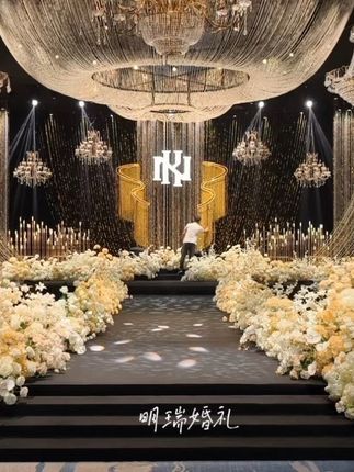 婚庆赛道文案素材 - 谁能拒绝铺满水晶亮片的黑金质感婚礼 #济南婚礼#黑金婚礼#济南婚礼布置 #老钱风婚礼 #济南婚礼策划 - 明瑞婚礼-邵帅作品